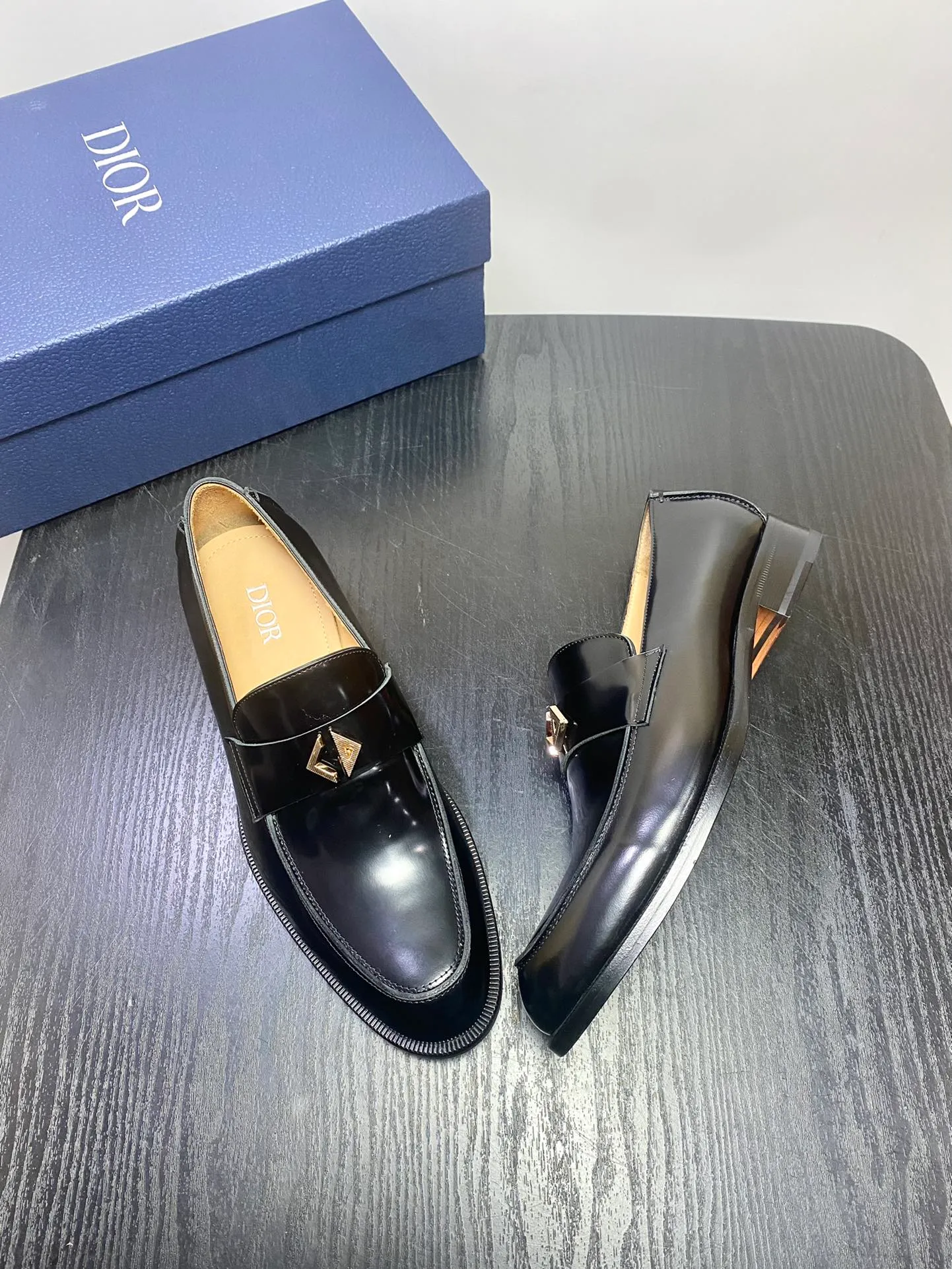 Men's shoes 💰960 Dior Derby shoes | Genuine leather sole formal leather shoes | Carefully crafted with open-edge beaded cowhide | Water-dyed cowhide lining | With classic lace-up closure | Exquisite embossed brand logo on the side | Glossy stacked heel design enhances style | Can be matched with formal or casual looks Size: 39-44 (customized at 38.45.46)